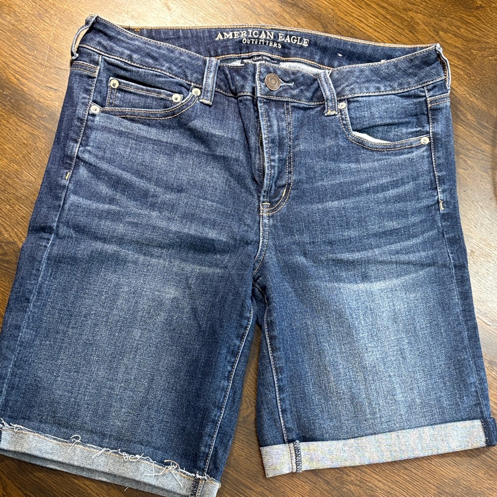 American Eagle women’s skinny bermuda shorts. Size 16